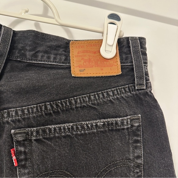 Levi’s 501’s Black High- Rise Denim Cutoff Shorts Distressed Hem Size 27 Women’s - Picture 8 of 13